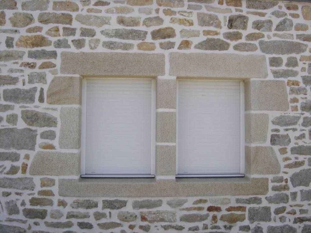 fenetres fermées en pierre