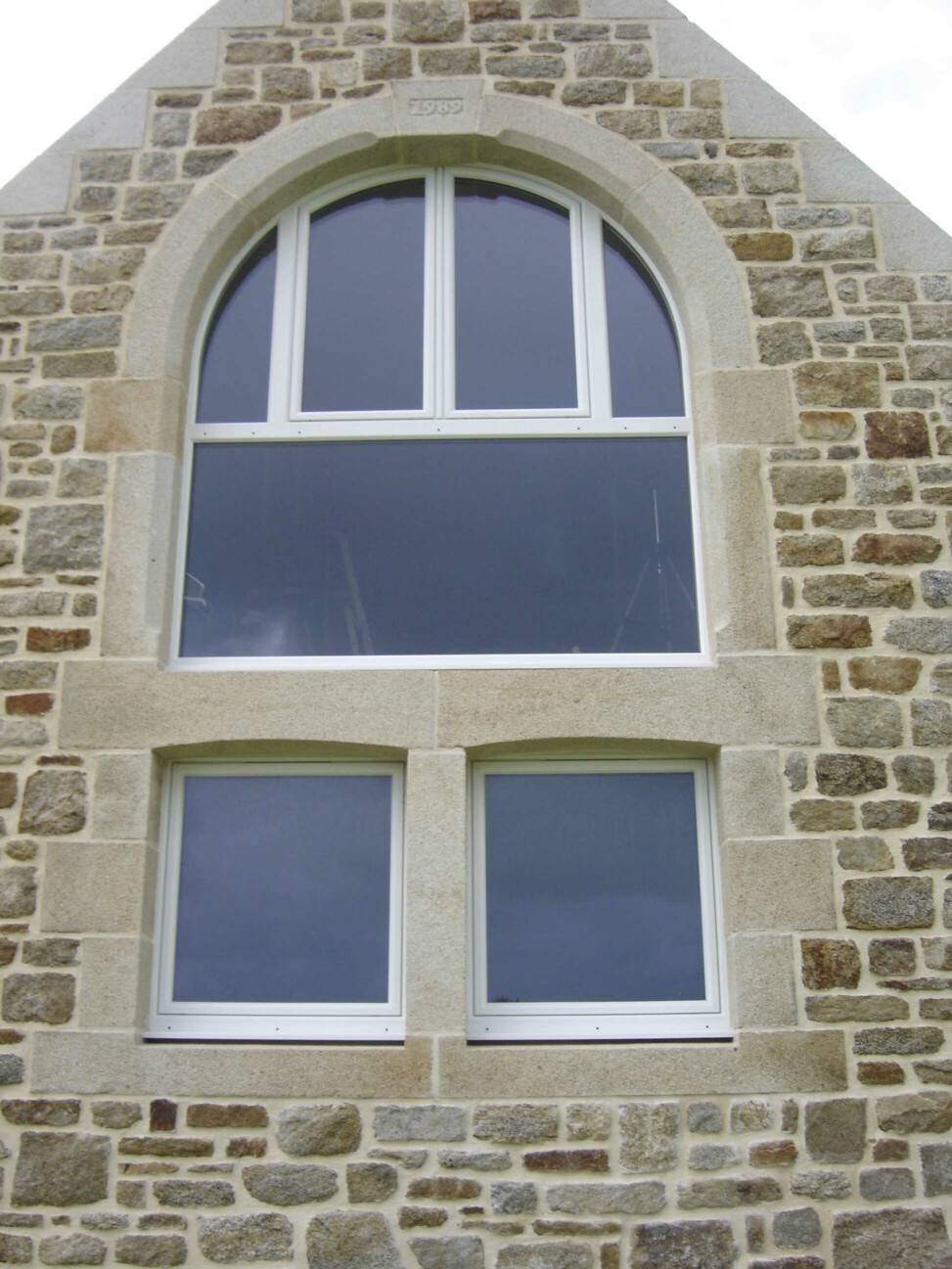 fenetres et batiment pierre