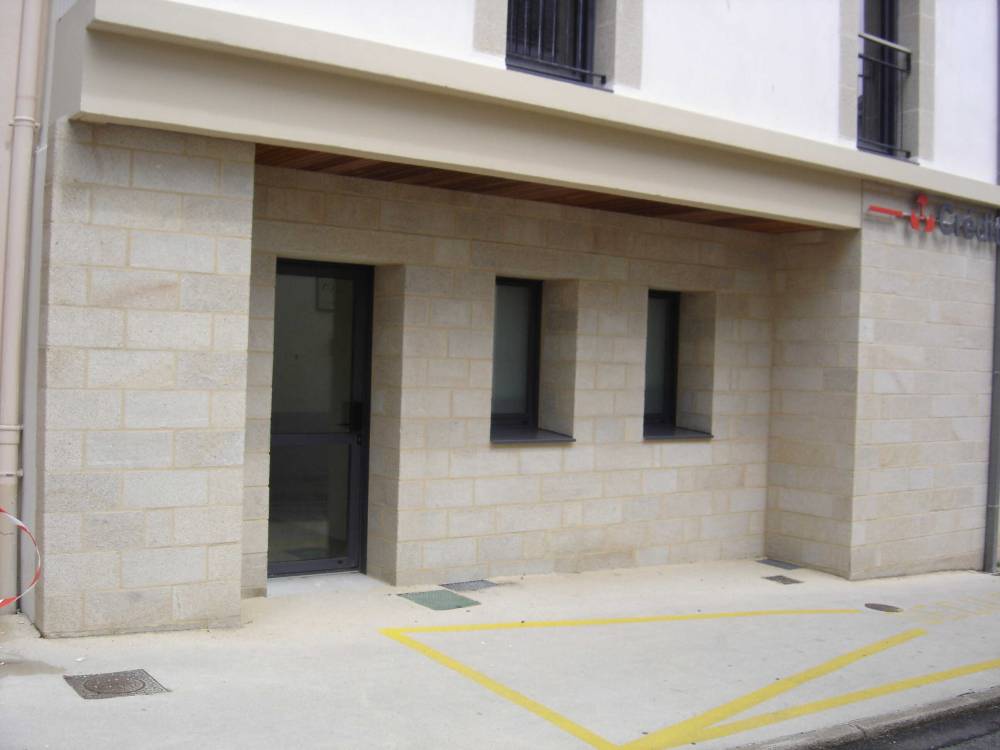 batiment credit agricole en pierre