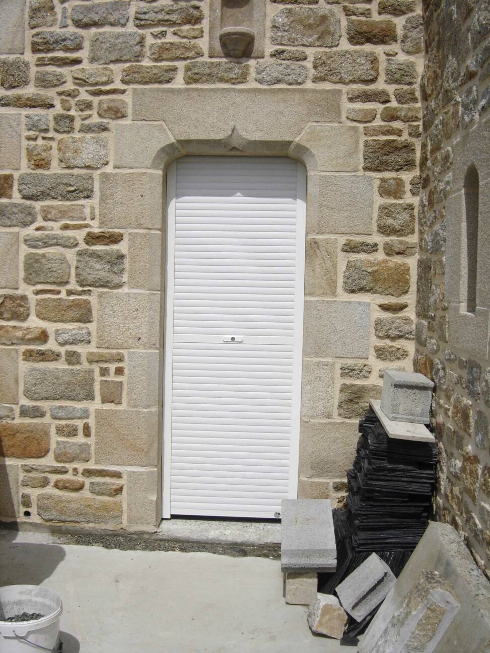 petite porte et batiment en pierre