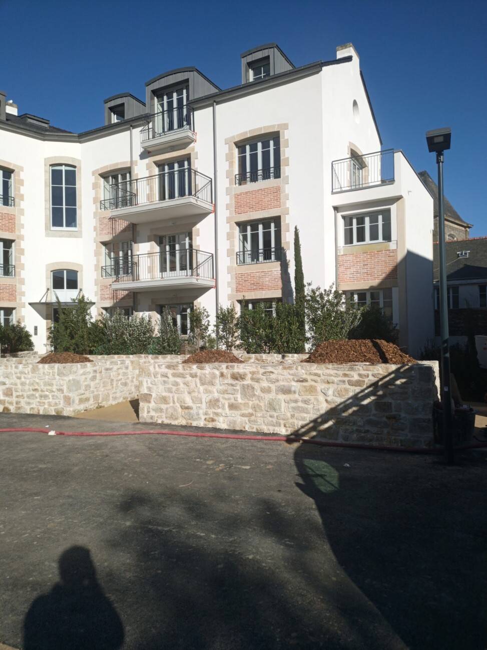 batiment de coté en pierre
