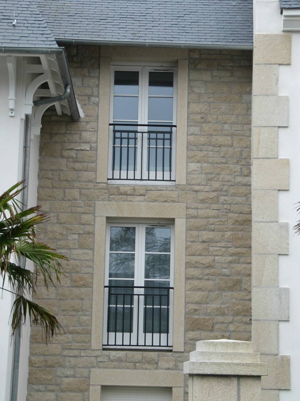 fenetres de grand batiment en pierre