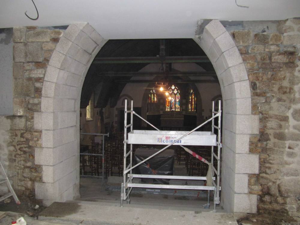 entrée eglise en pierre